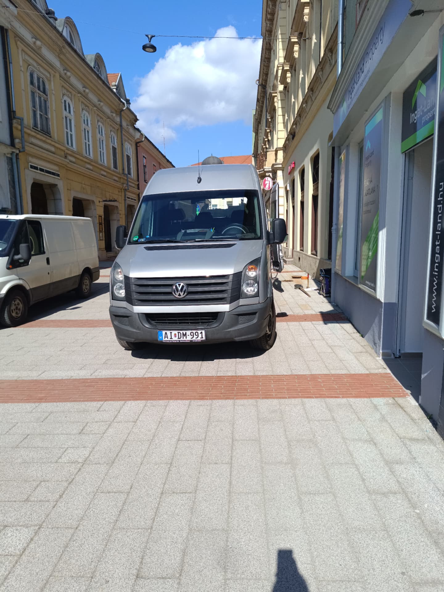 Szervizautó egy belvárosi csatornatisztítási munkánál